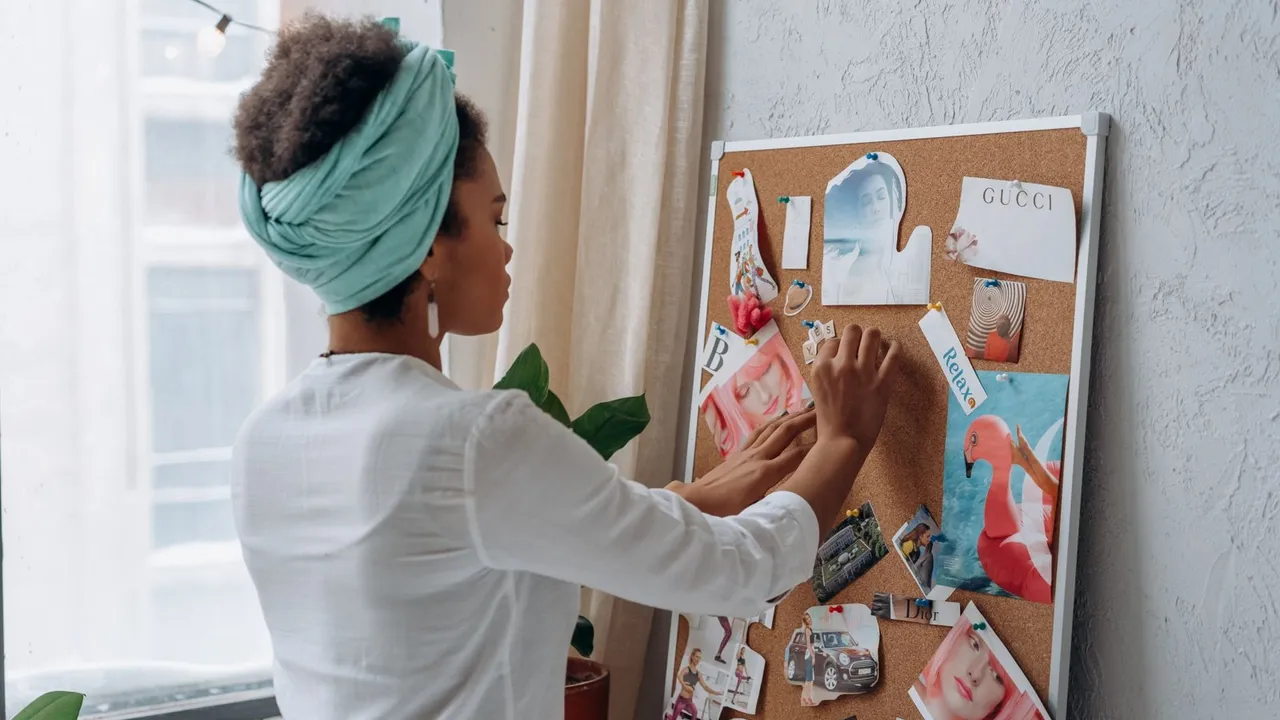 Vision board 2026 composé d'images découpées et de mots collés sur un panneau mural